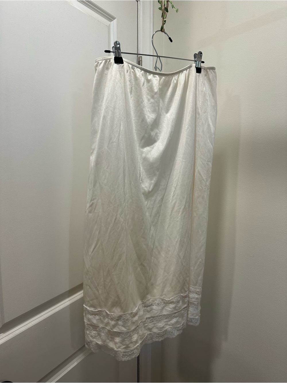 Vintage Plus Size 1X White nylon slip skirt with lace trim